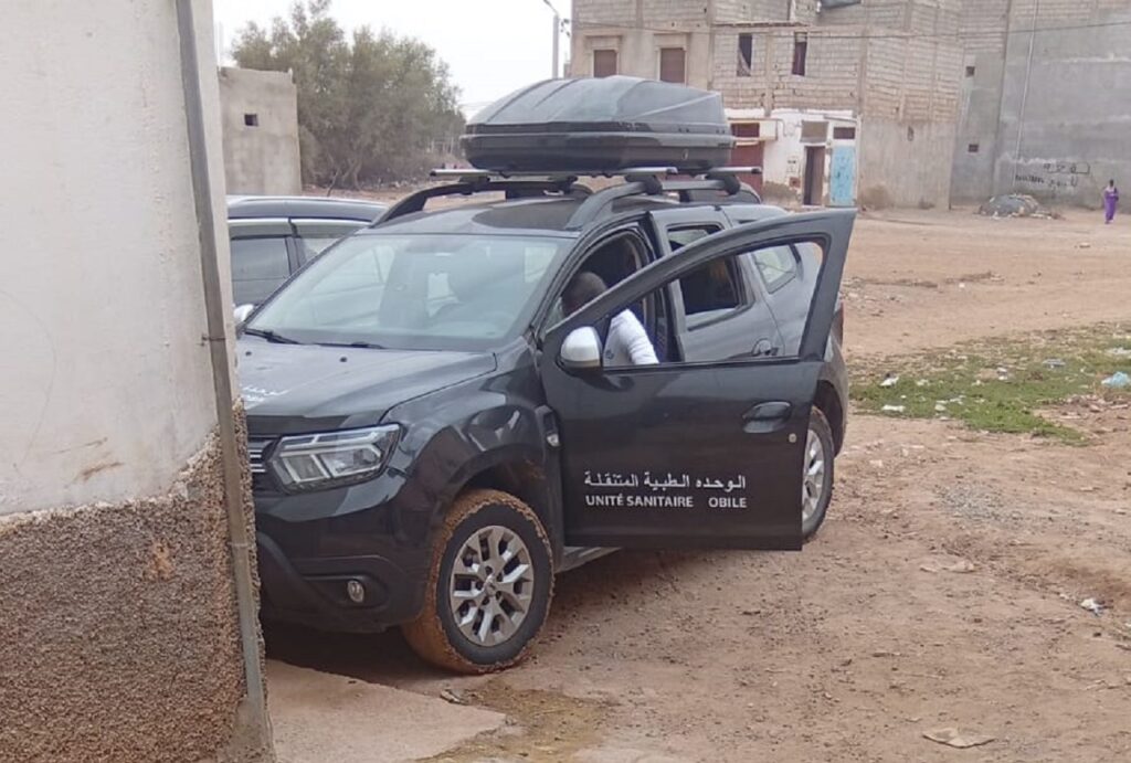 أكادير : فريق طبي متنقل يزور إحدى الحالات المرضية المشاركة في وقفة احتجاجية بالمستشفى الجهوي