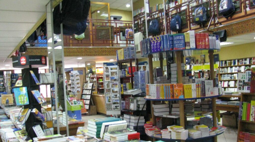 إقبال متزايد على المكتبات بأكادير مع انطلاق الموسم الدراسي، وسط شكاوى من غلاء الأسعار