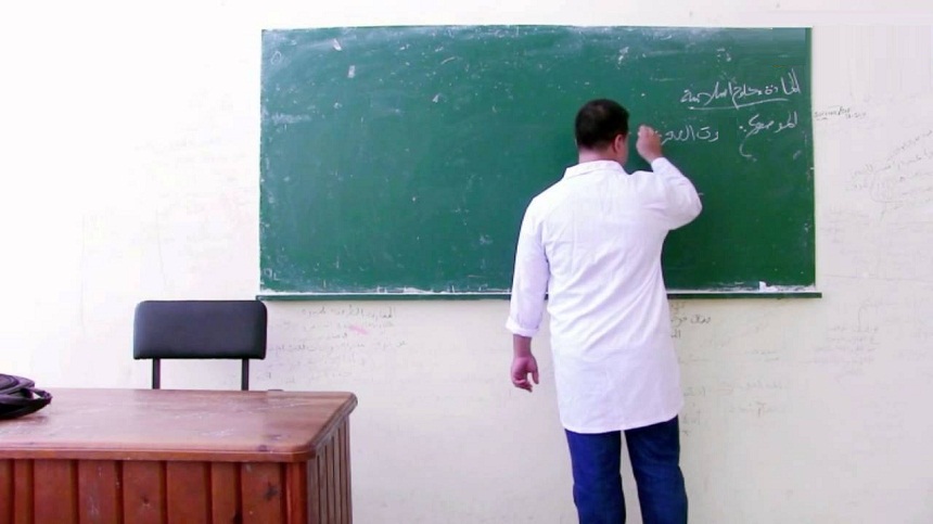 زي المدرس: نقاش ساخن يثير الجدل حول “الوزرة البيضاء” في المغرب