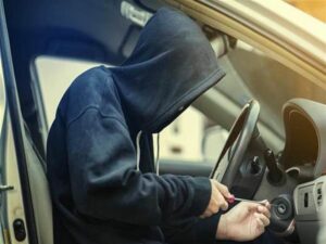 توقيف سارق 54 ألف درهم من داخل سيارة مركونة في الشارع العام