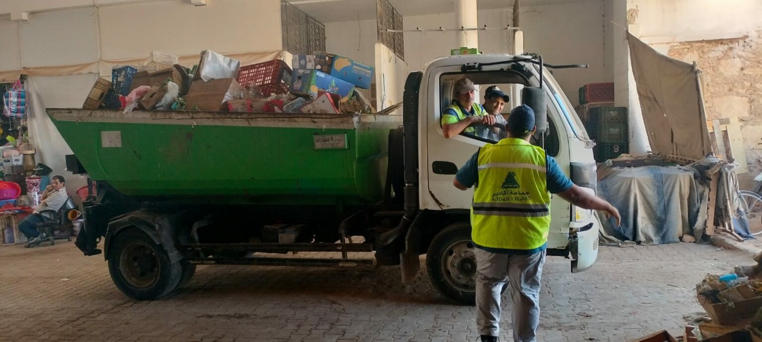 صدمة نظافة في "سوق الأحد" بأكادير: 22 طناً من القمامة تفضح عودة الفوضى رغم استثمار 180 مليون درهم