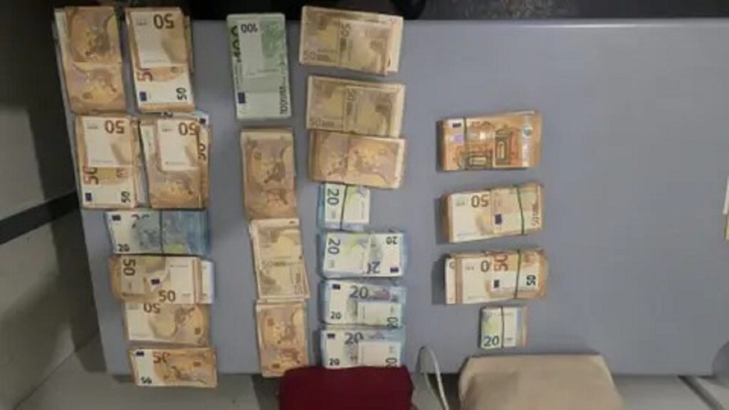 جمارك ميناء الناظور تحبط محاولة تهريب أكثر من 70 ألف أورو نحو الخارج