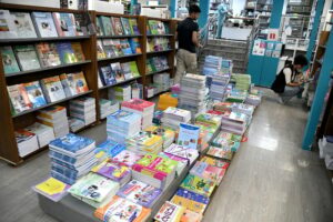 أزمة كتب الريادة تثقل كاهل الأسر المغربية، وسط مطالب بتدخل الوزير برادة