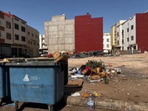 تدهور بيئي في حي الفرح بأكادير: نفايات عشوائية تهدد صحة السكان، وسط مطالب بتدخل الجهات الوصية (+صور)