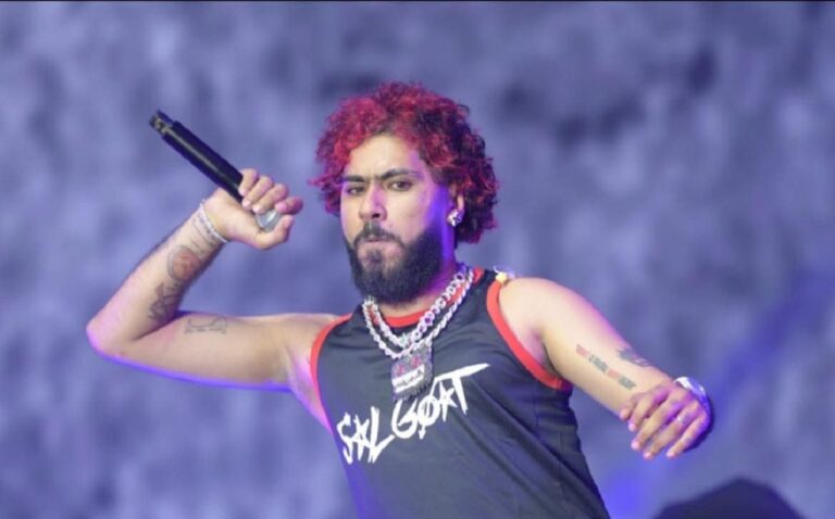 غضب شعبي يلاحق “طوطو”: مغني الراب يغادر المغرب نحو فرنسا بعد اتهامه بـ “الإخلال العلني بالحياء”