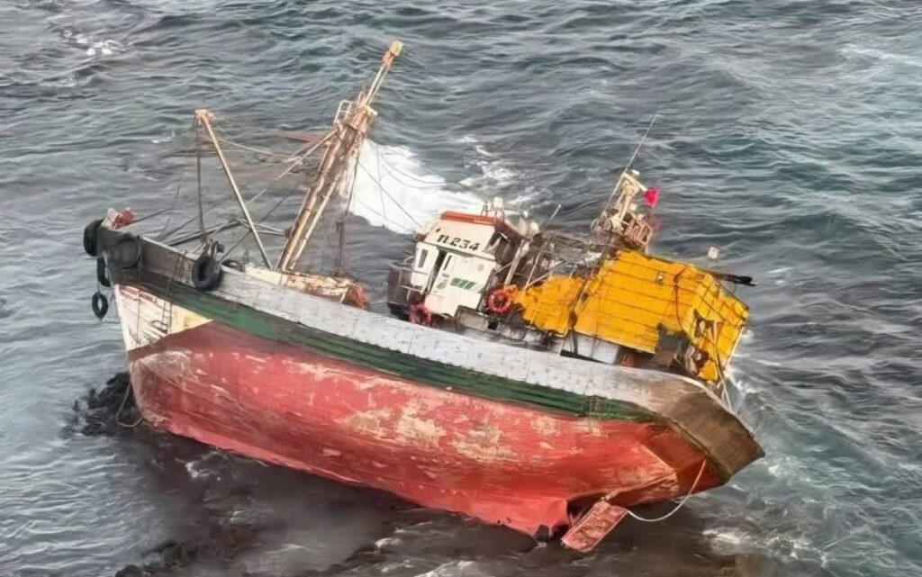 رحلة يائسة انتهت بنجاة.. قارب صيد مسروق من أكادير يكشف عن شبكة هجرة غير نظامية إلى الكناري