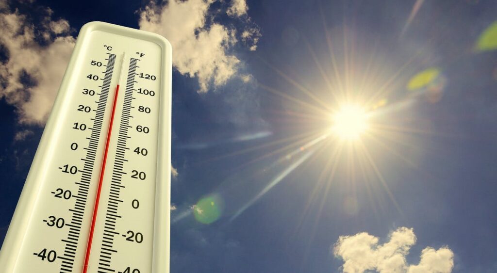 طقس المغرب اليوم: حر نسبي ورياح قوية محليًا وضباب على السواحل