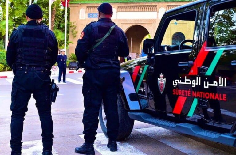 غريب الأطوار يسرق سيارة شرطة ويزرع الرعب في شوارع المدينة الحمراء