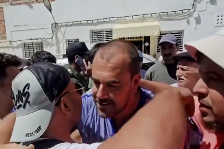 الزفزافي يحضر جنازة والده بالحسيمة بعد ترخيص استثنائي