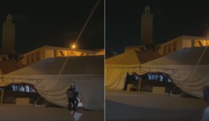 أكادير: مصلون تحت الخيام بانتظار فتح مسجد مغلق بحي السلام