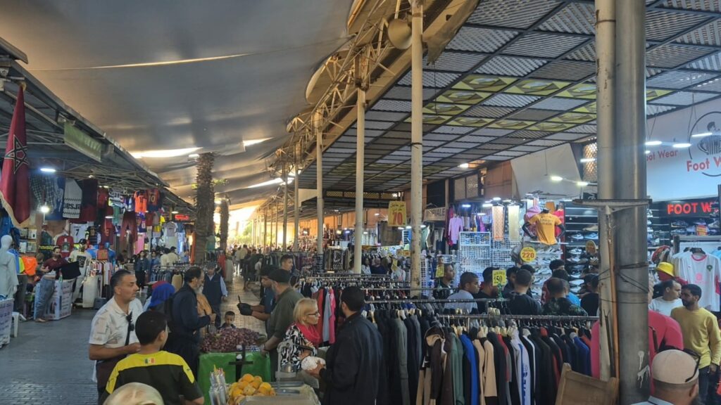 فوضى بسوق الأحد بأكادير… حين يحتل التجار الملك العمومي بلا رقيب ولا حسيب.