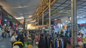 فوضى بسوق الأحد بأكادير… حين يحتل التجار الملك العمومي بلا رقيب ولا حسيب.