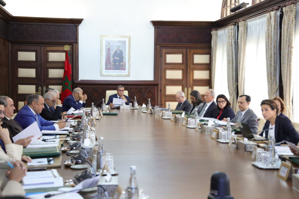 مجلس الحكومة يصادق على مشاريع قوانين جديدة ويوافق على إحداث منطقتين للتسريع الصناعي