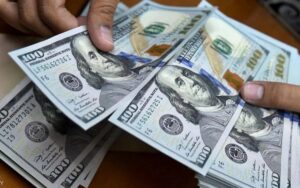 الدولار يتراجع: مؤشره عند 98,512 واليورو والين يصعدان وسط رهانات خفض الفائدة