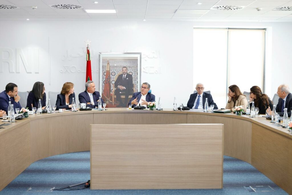الأحرار يناقش التوترات الشبابية لجيل Z : أخنوش يدعو للحوار ويرفض “السطو” السياسي
