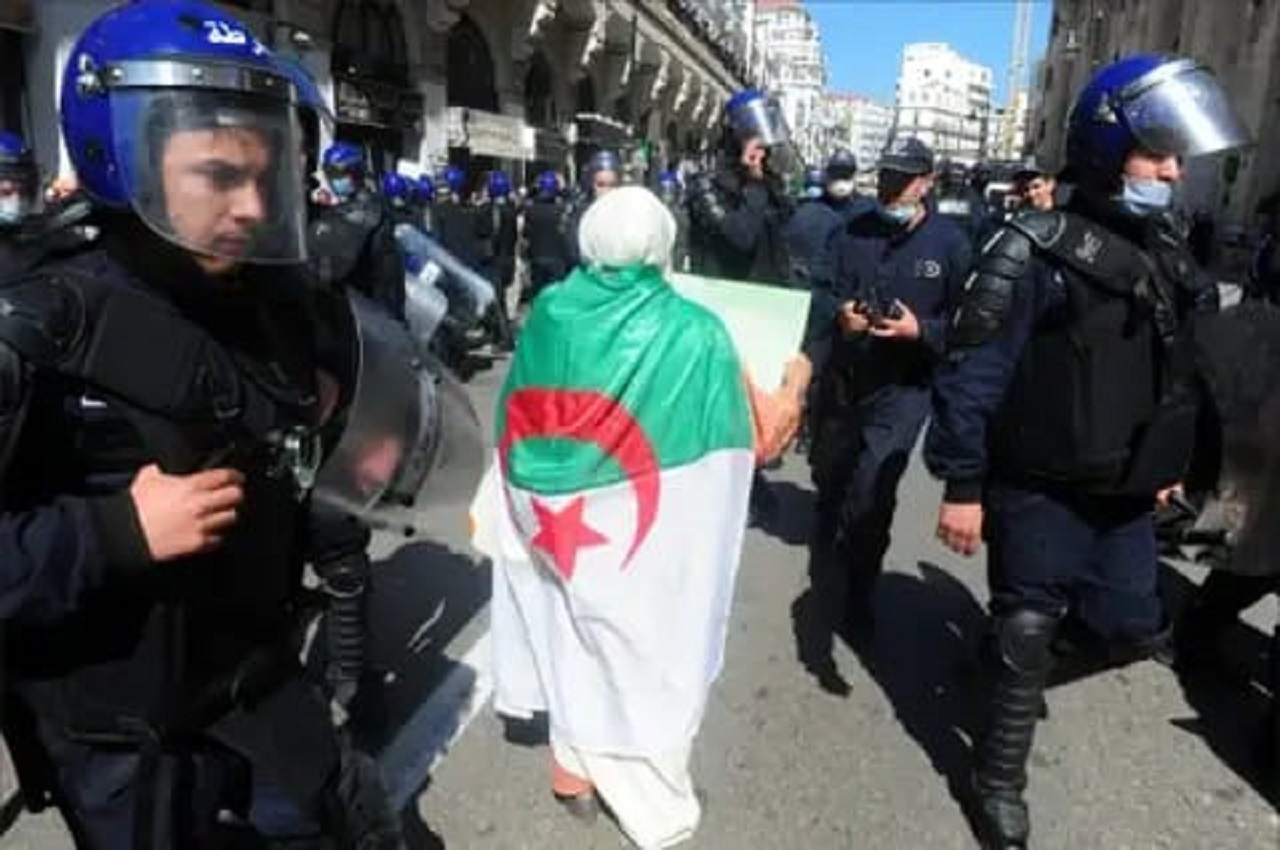 “جيل Z” يشعل شرارة “حراك العودة القوية” في الجزائر: استنفار أمني غير مسبوق
