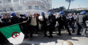 حين أكلت النار أصابعها: كيف أصبح النظام العسكري الجزائري يطلب من المغرب ردع الاحتجاجات بعد أن اكتوى بنارها هو أيضاً