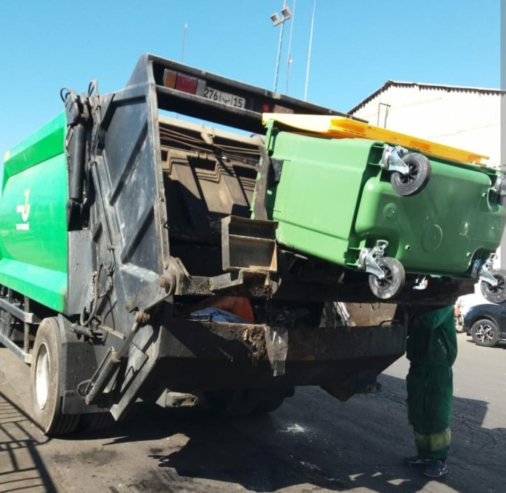 أكادير: غياب حاويات الأزبال بزنقة المعرض يثير استياء الساكنة ويهدد نظافة المكان