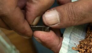 بينهم عنصر من القوات المساعدة.. القضاء يلاحق متورطين في ترويج الشيرا
