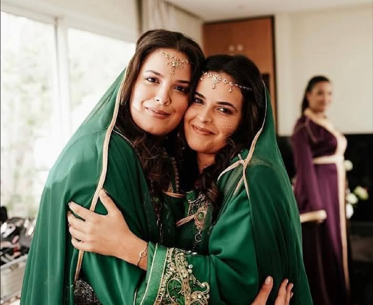 الأمير هشام العلوي ينشر صور زفاف ابنتيه فايزة وهاجر ويشكر الملك والأسرة