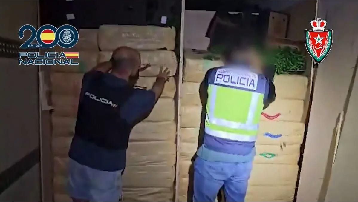 تفكيك منظمتين دوليتين و حجز 20 طناً من الحشيش بإسبانيا بتنسيق أمني مغربي (+فيديو)