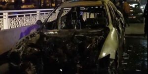 حريق ضخم يلتهم سيارة فاخرة على الطريق السيار، وعناصر الأمن تدخل على الخط