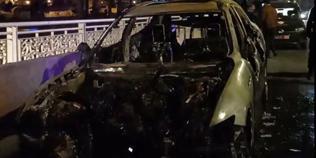 حريق ضخم يلتهم سيارة فاخرة على الطريق السيار، وعناصر الأمن تدخل على الخط