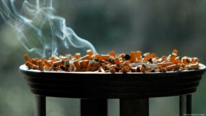 المجتمع المدني يطالب بمزيد من الضرائب على السجائر وحماية صحة الشباب