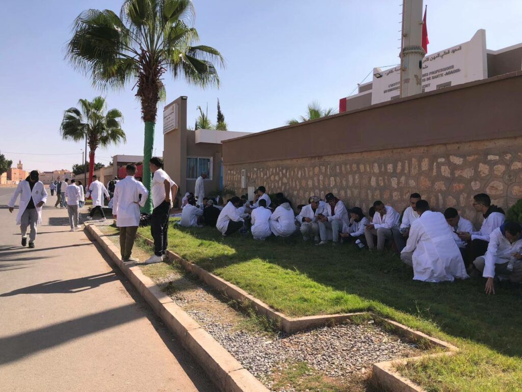 طلبة وخريجو المهن التمريضية بتيزنيت في اعتصام إنذاري ضد “التهميش وغياب شروط التكوين اللائق”