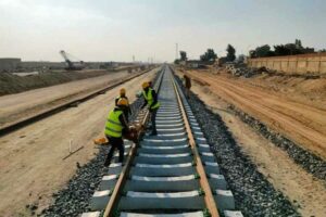 المغرب يرفع السرعة: وصول أول شحنة ضخمة من القضبان الحديدية الصينية لمشروع القطار فائق السرعة القنيطرة-مراكش