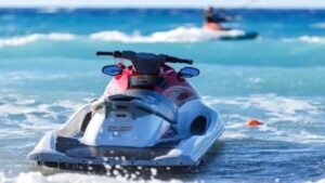 مأساة شاطئ أكادير: مصرع سائح جزائري-فرنسي على متن “جيت سكي” يثير الجدل حول السلامة البحرية