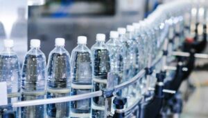 التحذيرات ترافق سلامة وجودة المياه المعبأة في المغرب، وسط مطالب بتحرك عاجل