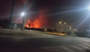 حريق مهول يندلع ضواحي أكادير: السلطات تستنفر في أخليج