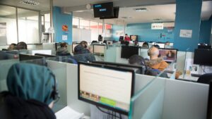 صدمة “قانون حظر المكالمات” الفرنسي: هل تنهار وظائف مراكز الاتصال في المغرب