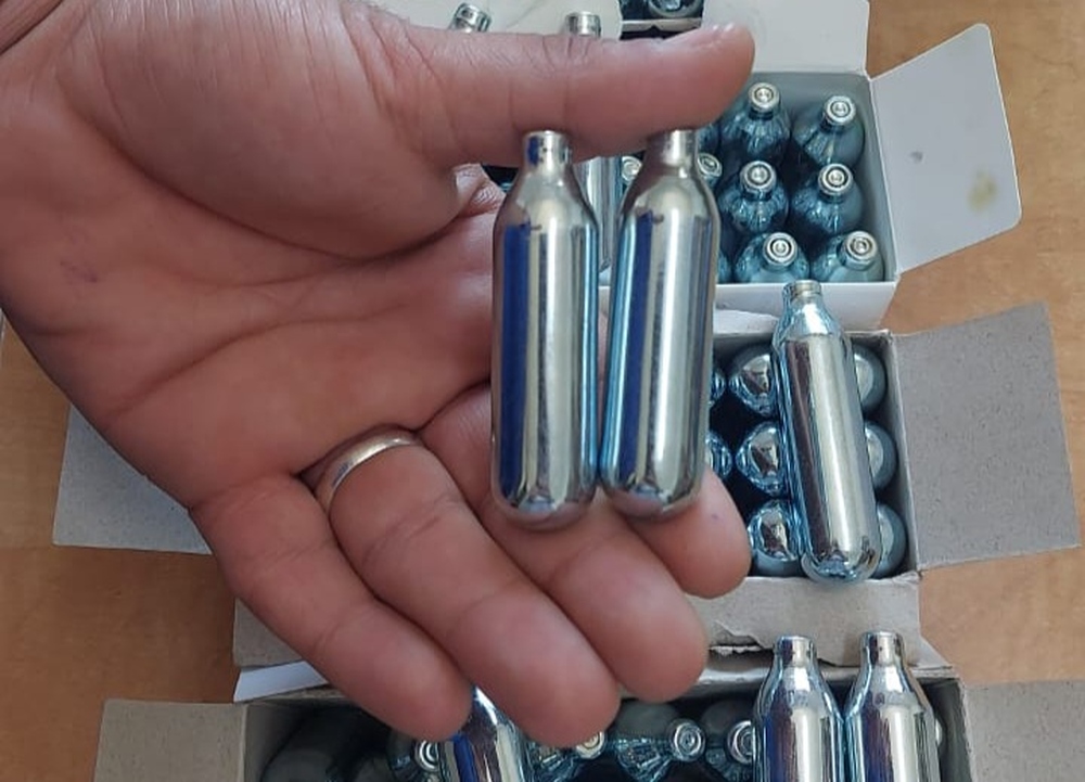 جرعات من الخطر: عبوات غاز الضحك تغزو الفضاءات العمومية، وسط دعوات لتشديد المراقبة