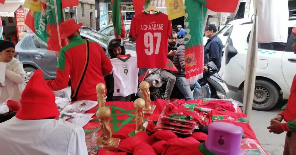 أكادير تحتفي بذكرى المسيرة الخضراء.. انتعاش تجارة الأعلام والأقمصة الوطنية، والمؤسسات التعليمية تنخرط في أجواء الاحتفال