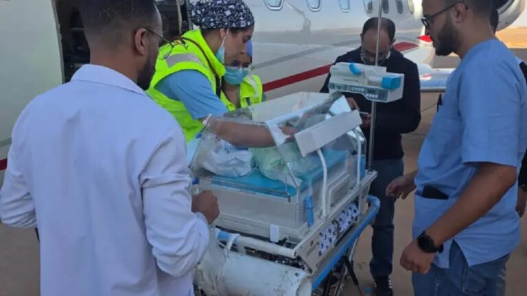 نقل رضيع في حالة حرجة من العيون إلى الرباط عبر طائرة طبية تابعة لوزارة الصحة