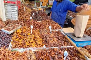 تجار سوق التمور بإنزكان يدقون ناقوس الخطر: النفايات والروائح الكريهة تهدد صحة المستهلكين