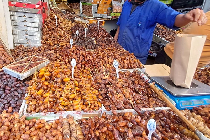 تجار سوق التمور بإنزكان يدقون ناقوس الخطر: النفايات والروائح الكريهة تهدد صحة المستهلكين