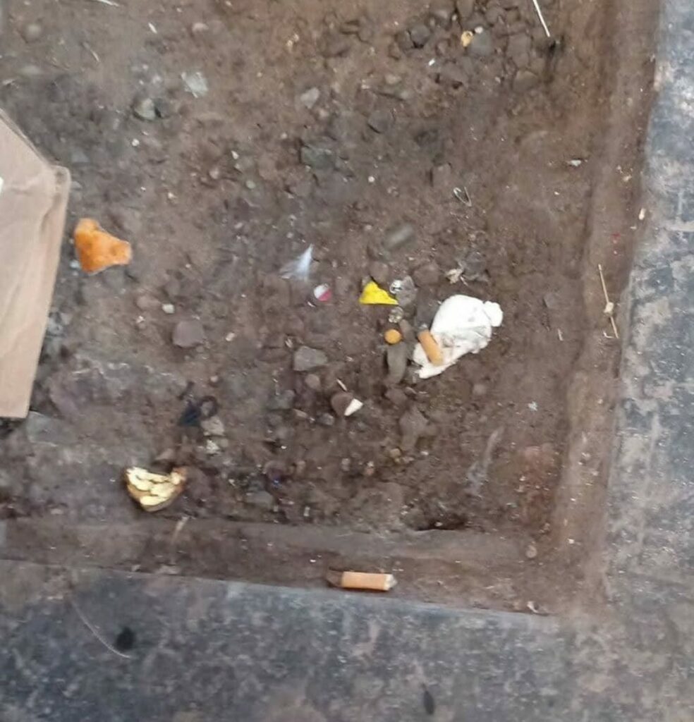 تجار ومواطنو أكادير يستنكرون وضعية ممر “متآكل” بسوق الأحد، ويطالبون بتدخل عاجل