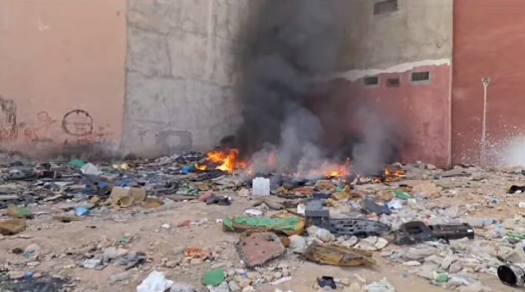 تيزنيت: تكرر حرق النفايات بمطرح عشوائي يغطي الأحياء السكنية بالدخان والروائح الكريهة