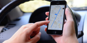 سائقو الطاكسيات يواصلون الاحتجاج ضد “فوضى” النقل عبر التطبيقات الذكية