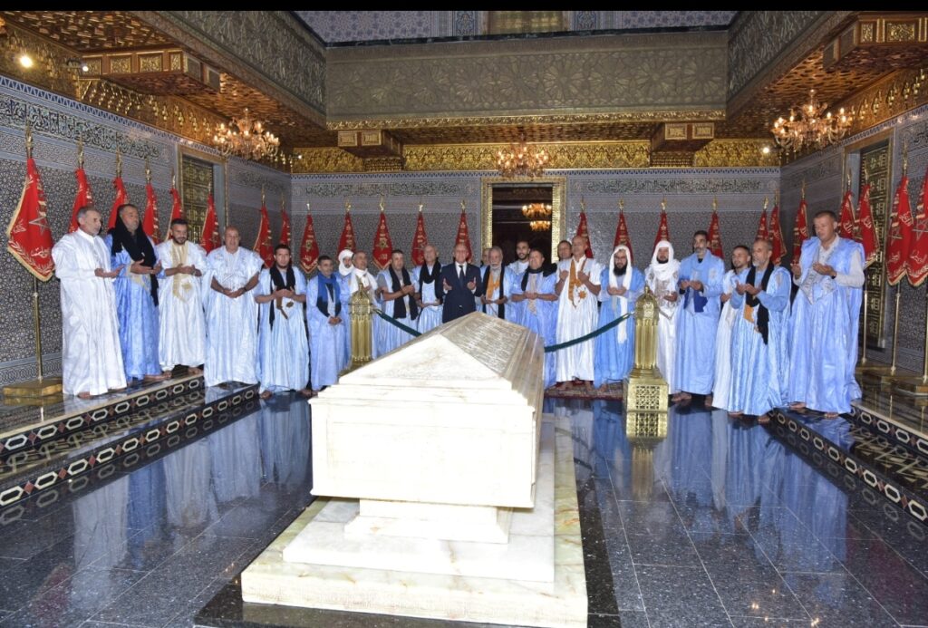 وفد من قبيلة آيت ياسين الصحراوية يقوم بزيارة لضريح محمد الخامس في ذكرى المسيرة الخضراء