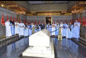 وفد من قبيلة آيت ياسين الصحراوية يقوم بزيارة لضريح محمد الخامس في ذكرى المسيرة الخضراء