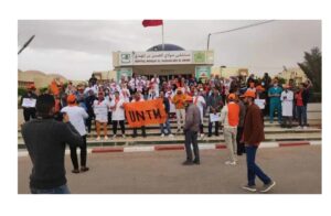 منع مثير للجدل يهز العيون: نقابة “الصحة” تتهم السلطات بـ “استهداف مباشر” و”مس صريح بالحريات”