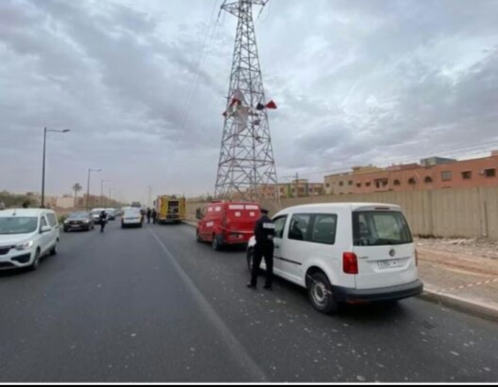 مواطن يعتلي برجا كهربائيا احتجاجا على قرار الإفراغ