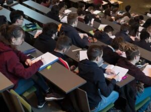 تحذير من وزارة التعليم العالي يسلط الضوء على “فوضى” الدراسة بالخارج، وسط دعوات لتقنين القطاع