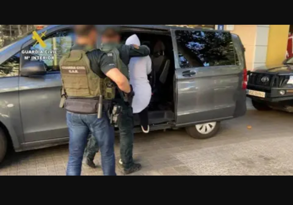 تفكيك شبكة تزوير وثائق الإقامة في برشلونة: (7) موقوفين يواجهون اتهامات بـ “الاحتيال على المهاجرين”