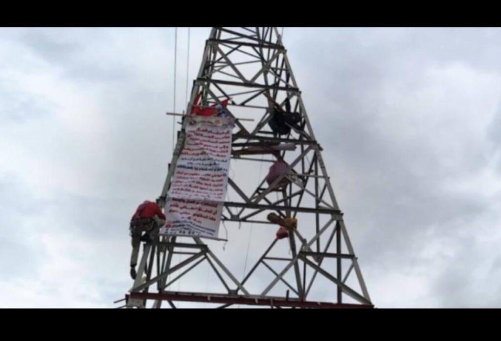 مواطن يواصل اعتصامه فوق برج كهربائي لليوم الخامس على التوالي، وسط استنفار واسع للسلطات