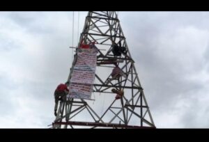 مواطن يواصل اعتصامه فوق برج كهربائي لليوم الخامس على التوالي، وسط استنفار واسع للسلطات